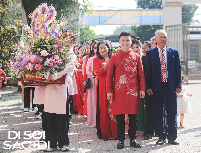 Toàn cảnh lễ ăn hỏi và đón dâu của Quang Hải - Chu Thanh Huyền: Visual cô dâu chú rể sáng bừng- Ảnh 1.