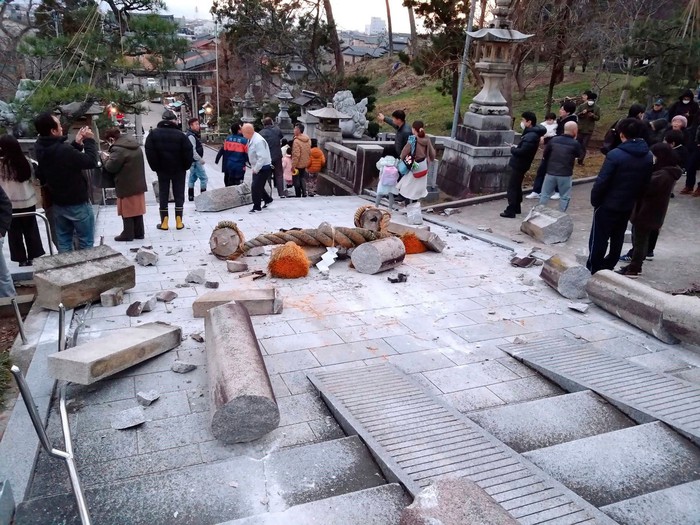 Động đất kinh hoàng ở Nhật Bản: Người dân được cảnh báo sơ tán tránh sóng thần - Ảnh 1.