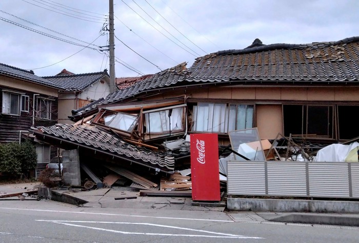 Động đất kinh hoàng ở Nhật Bản: Người dân được cảnh báo sơ tán tránh sóng thần - Ảnh 2.