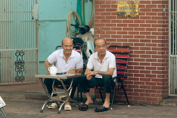 Sài Gòn đẹp và yên bình ngày đầu năm: Người dân thảnh thơi uống cafe, đi dạo chụp ảnh check in- Ảnh 2.