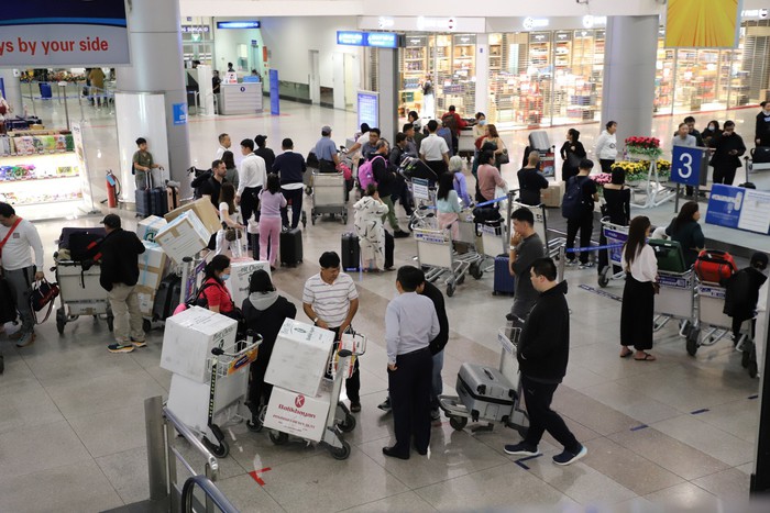 Sân bay Tân Sơn Nhất nhộn nhịp khách quốc tế ngày đầu năm mới 2024 - Ảnh 3.