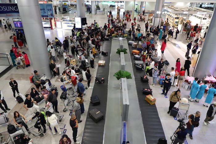 Sân bay Tân Sơn Nhất nhộn nhịp khách quốc tế ngày đầu năm mới 2024 - Ảnh 1.