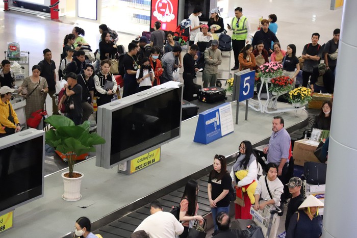 Sân bay Tân Sơn Nhất nhộn nhịp khách quốc tế ngày đầu năm mới 2024 - Ảnh 2.