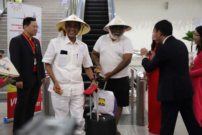 Sân bay Tân Sơn Nhất nhộn nhịp khách quốc tế ngày đầu năm mới 2024 - Ảnh 9.