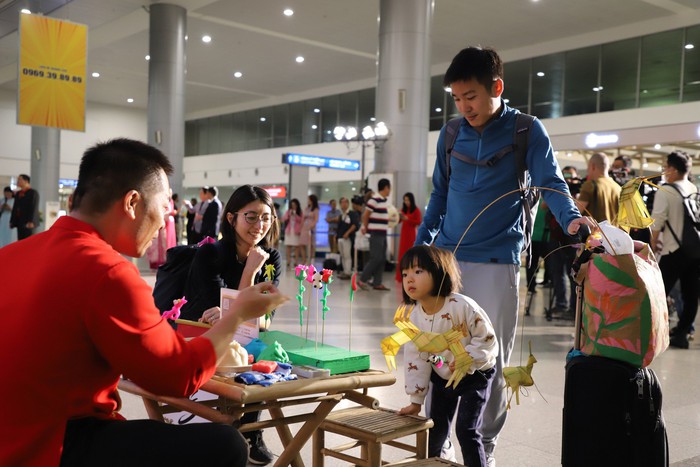 Sân bay Tân Sơn Nhất nhộn nhịp khách quốc tế ngày đầu năm mới 2024 - Ảnh 13.