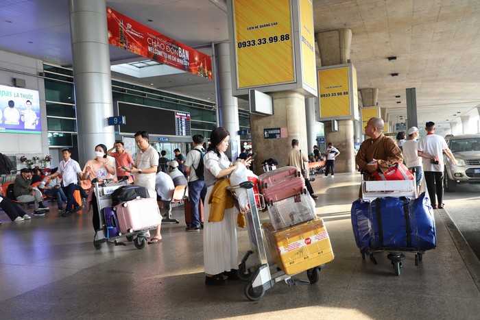 Sân bay Tân Sơn Nhất nhộn nhịp khách quốc tế ngày đầu năm mới 2024 - Ảnh 14.