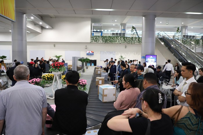 Sân bay Tân Sơn Nhất nhộn nhịp khách quốc tế ngày đầu năm mới 2024 - Ảnh 6.