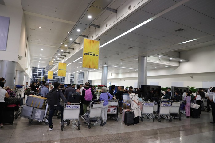 Sân bay Tân Sơn Nhất nhộn nhịp khách quốc tế ngày đầu năm mới 2024 - Ảnh 7.