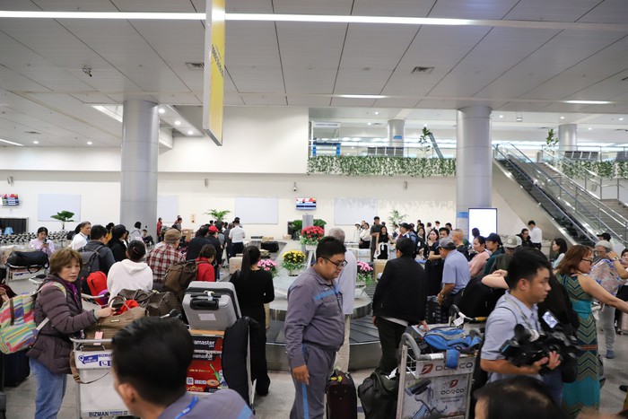 Sân bay Tân Sơn Nhất nhộn nhịp khách quốc tế ngày đầu năm mới 2024 - Ảnh 5.