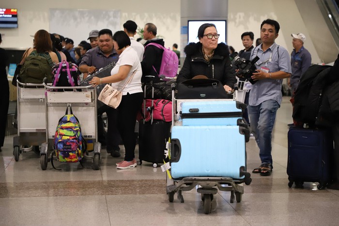 Sân bay Tân Sơn Nhất nhộn nhịp khách quốc tế ngày đầu năm mới 2024 - Ảnh 4.