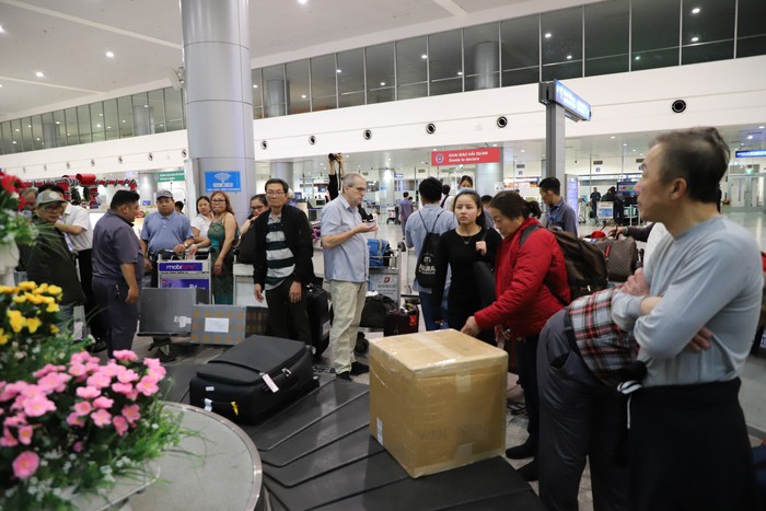 Sân bay Tân Sơn Nhất nhộn nhịp khách quốc tế ngày đầu năm mới 2024 - Ảnh 8.