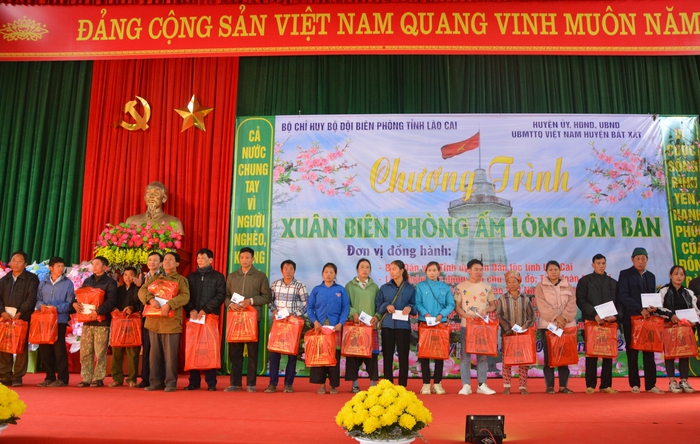 Lào Cai: "Xuân biên phòng ấm lòng dân bản" trao 450 suất quà cho hộ nghèo, gia đình chính sách  - Ảnh 3.