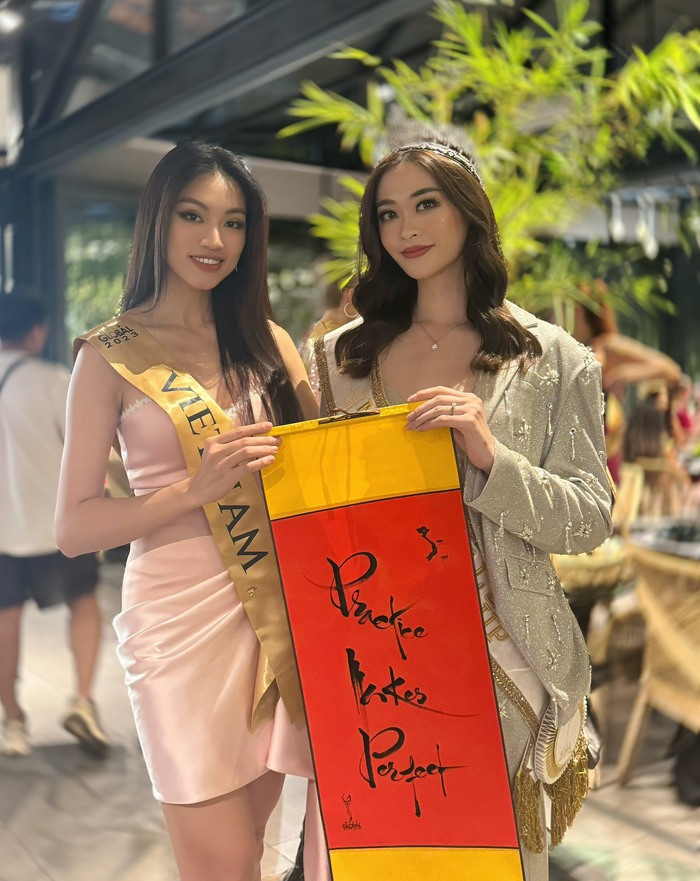 Hoa hậu Đoàn Thu Thủy tặng thư pháp cho thí sinh Miss Global 2023