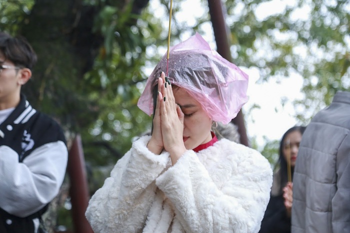 Người Hà Nội “đội mưa” đi lễ Phủ Tây Hồ ngày mùng 1 cuối cùng trong năm  Quý Mão- Ảnh 8.