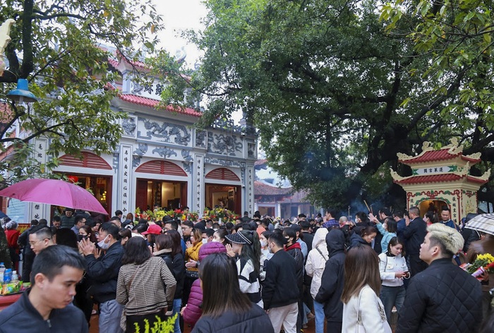 Người Hà Nội “đội mưa” đi lễ Phủ Tây Hồ ngày mùng 1 cuối cùng trong năm  Quý Mão- Ảnh 2.