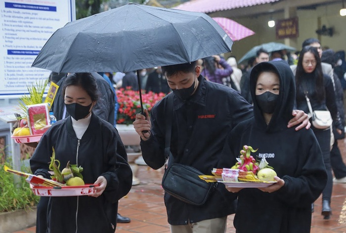 Người Hà Nội “đội mưa” đi lễ Phủ Tây Hồ ngày mùng 1 cuối cùng trong năm  Quý Mão- Ảnh 5.