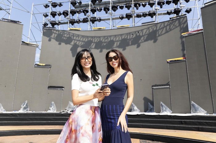 Siêu mẫu Thúy Hạnh và Hà Anh cùng nhau kiểm tra sân khấu cho đêm bán kết Miss Global 2023