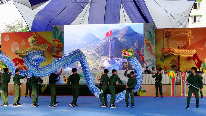 Đoàn Vương Long của tỉnh Đắk Lắk là một trong 4 đơn vị cùng chọn  đưa hình ảnh người lính vào trong tiết mục dự thi Múa rồng Truyền Thống