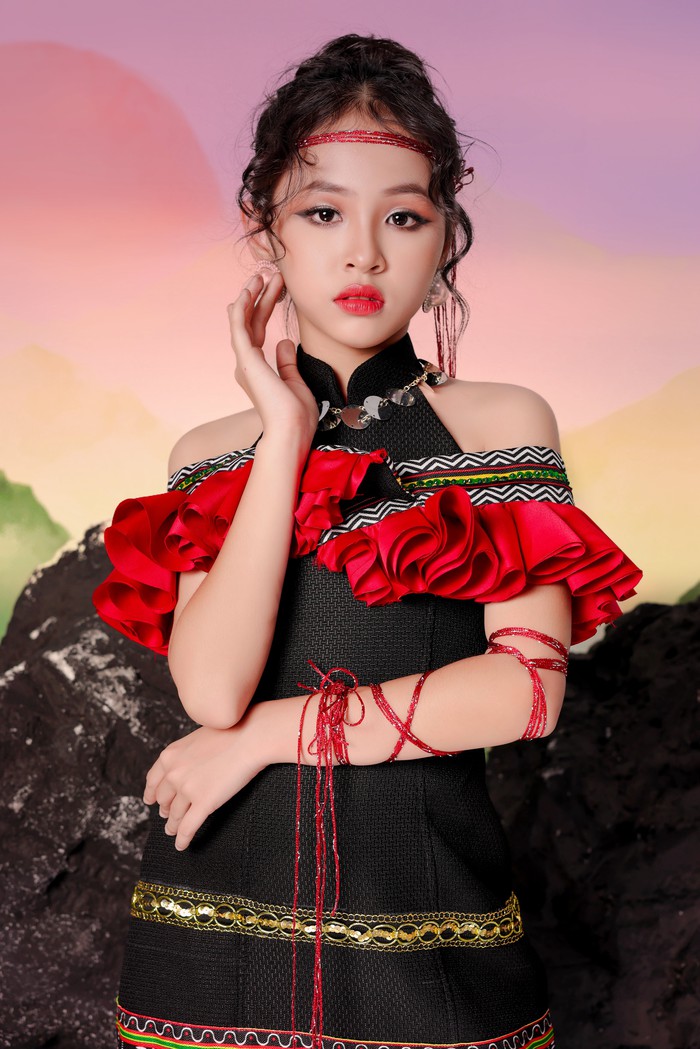 Mẫu nhí Ruby Trâm Anh hóa thành cô gái Tây Nguyên trong bộ sưu tập “Giàng ơi” giới thiệu vẻ đẹp quê hương Gia Lai của NTK Trần Minh