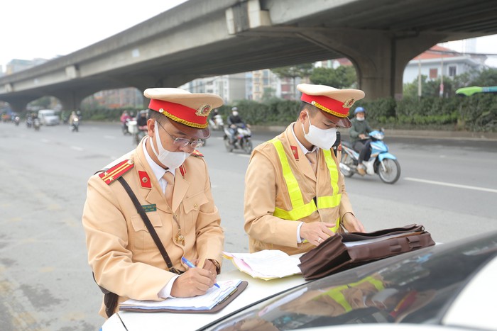 CSGT Hà Nội xử lý xe khách vi phạm trước kỳ nghỉ lễ Tết nguyên đán 2024- Ảnh 12.