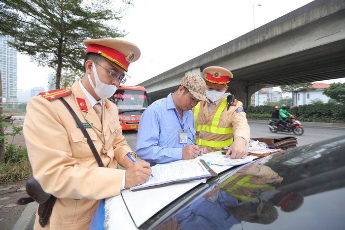 CSGT Hà Nội xử lý xe khách vi phạm trước kỳ nghỉ lễ Tết nguyên đán 2024- Ảnh 5.