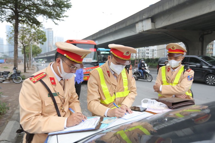 CSGT Hà Nội xử lý xe khách vi phạm trước kỳ nghỉ lễ Tết nguyên đán 2024- Ảnh 1.