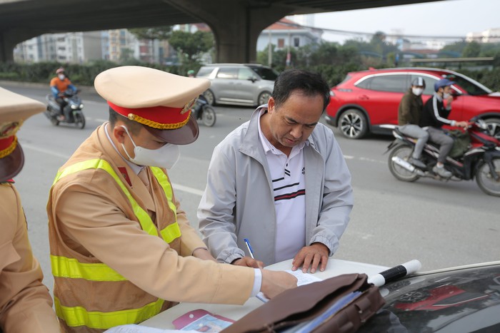 CSGT Hà Nội xử lý xe khách vi phạm trước kỳ nghỉ lễ Tết nguyên đán 2024- Ảnh 9.
