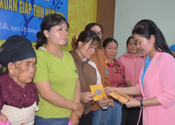 Hội LHPN Việt Nam mang “Tết yêu thương” đến với phụ nữ huyện biên giới Ea Súp- Ảnh 1.