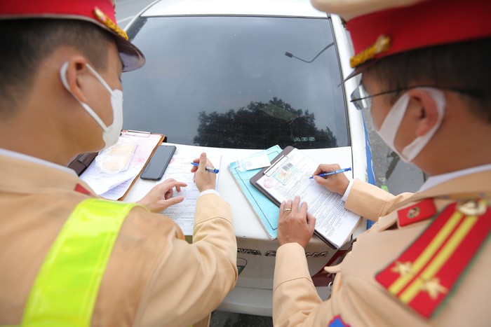CSGT Hà Nội xử lý xe khách vi phạm trước kỳ nghỉ lễ Tết nguyên đán 2024- Ảnh 11.