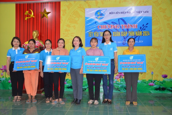 Hội LHPN Việt Nam mang “Tết yêu thương” đến với phụ nữ huyện biên giới Ea Súp- Ảnh 3.