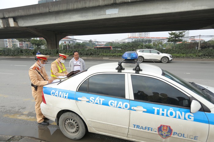 CSGT Hà Nội xử lý xe khách vi phạm trước kỳ nghỉ lễ Tết nguyên đán 2024- Ảnh 8.