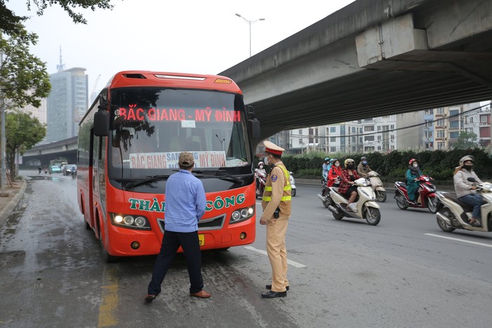 CSGT Hà Nội xử lý xe khách vi phạm trước kỳ nghỉ lễ Tết nguyên đán 2024- Ảnh 3.