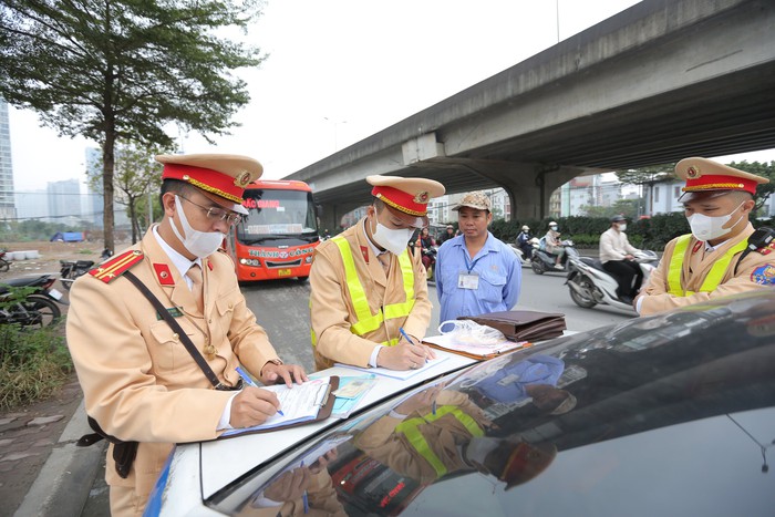 CSGT Hà Nội xử lý xe khách vi phạm trước kỳ nghỉ lễ Tết nguyên đán 2024- Ảnh 4.