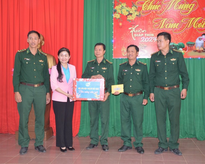 Hội LHPN Việt Nam mang “Tết yêu thương” đến với phụ nữ huyện biên giới Ea Súp- Ảnh 2.