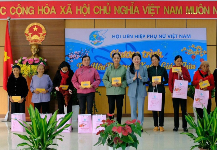 Hội LHPN Việt Nam trao tặng 50 suất quà "Tết yêu thương" tại huyện Krông Nô, tỉnh Đắk Nông- Ảnh 3.