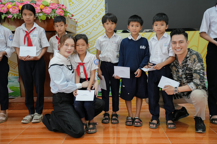 Lý Nhã Kỳ và Việt Anh tặng quà cho trẻ em nghèo Bình Định