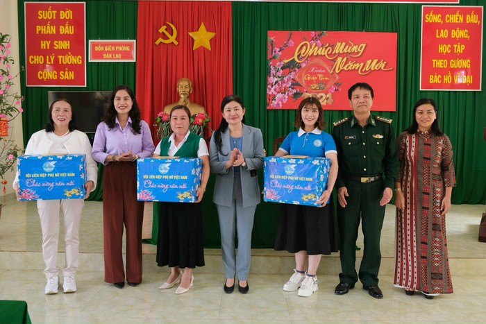 Hội LHPN Việt Nam trao tặng 50 suất quà "Tết yêu thương" tại huyện Krông Nô, tỉnh Đắk Nông- Ảnh 2.