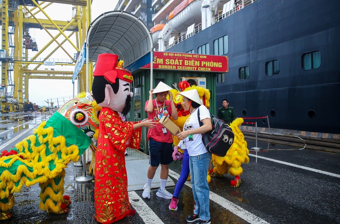 Cận cảnh siêu du thuyền đưa 2000 du khách đại gia "xông đất" Đà Nẵng đầu năm mới- Ảnh 8.