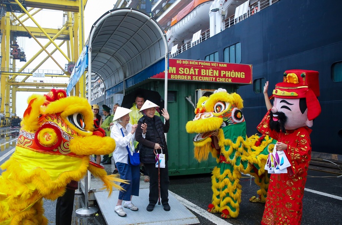 Cận cảnh siêu du thuyền đưa 2000 du khách đại gia "xông đất" Đà Nẵng đầu năm mới- Ảnh 4.