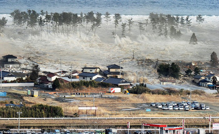 Nhật Bản hứng chịu 155 trận động đất chỉ trong một ngày: Ít nhất 15 người thiệt mạng, lực lượng cứu hộ "chiến đấu với thời gian"- Ảnh 2.