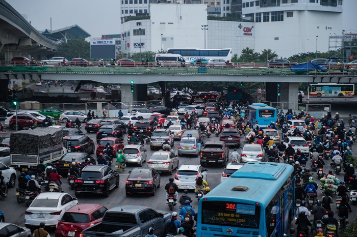 Ngày làm việc đầu tiên của năm 2024, đường phố Hà Nội lại ùn tắc, người dân chật vật di chuyển- Ảnh 2.