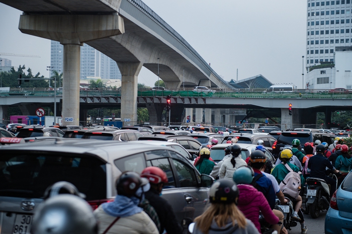 Ngày làm việc đầu tiên của năm 2024, đường phố Hà Nội lại ùn tắc, người dân chật vật di chuyển- Ảnh 1.