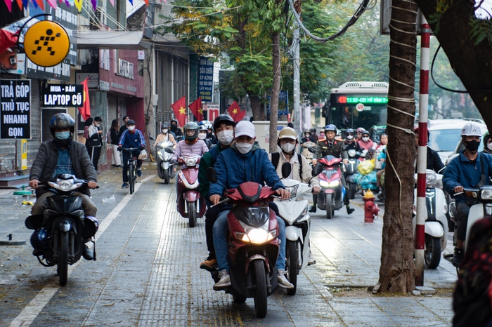 Ngày làm việc đầu tiên của năm 2024, đường phố Hà Nội lại ùn tắc, người dân chật vật di chuyển- Ảnh 7.