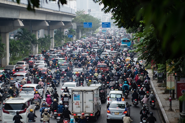 Ngày làm việc đầu tiên của năm 2024, đường phố Hà Nội lại ùn tắc, người dân chật vật di chuyển- Ảnh 14.