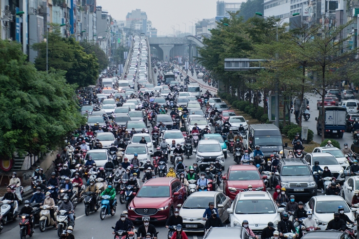 Ngày làm việc đầu tiên của năm 2024, đường phố Hà Nội lại ùn tắc, người dân chật vật di chuyển- Ảnh 8.