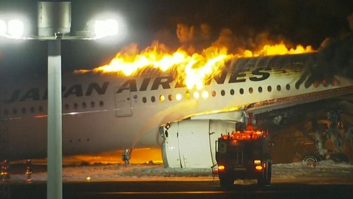 Máy bay chở hơn 300 hành khách bốc cháy dữ dội tại sân bay Nhật Bản- Ảnh 3.