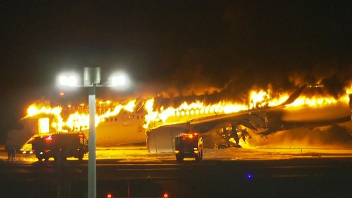 Máy bay chở hơn 300 hành khách bốc cháy dữ dội tại sân bay Nhật Bản- Ảnh 2.
