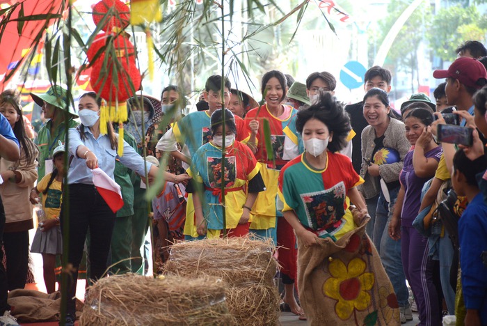 Chủ tịch nước Võ Văn Thưởng trao tặng bò giống cho người nghèo nơi biên giới ở Kiên Giang- Ảnh 5.