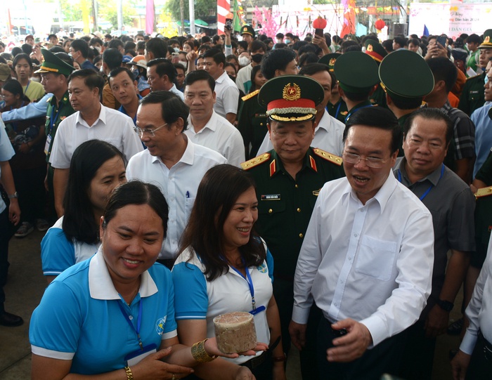 Chủ tịch nước Võ Văn Thưởng trao tặng bò giống cho người nghèo nơi biên giới ở Kiên Giang- Ảnh 1.