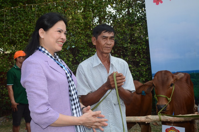 Chủ tịch nước Võ Văn Thưởng trao tặng bò giống cho người nghèo nơi biên giới ở Kiên Giang- Ảnh 2.